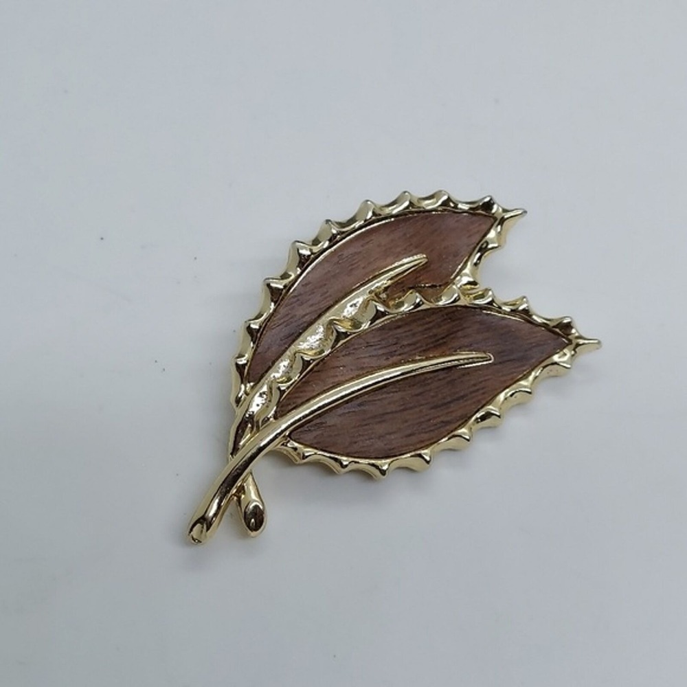 Vintage Sarah Coventry wood leaf‎ brooch